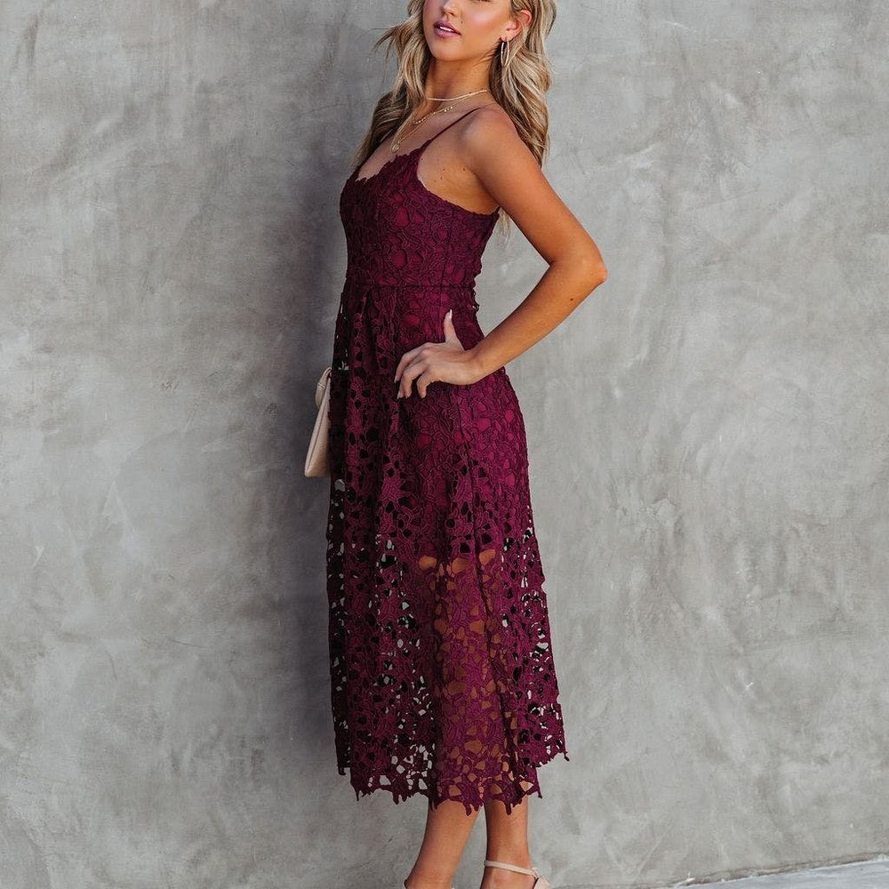 PICTURESQUE POCKETED CROCHET MIDI DRESS - BURGUNDY - Picture 3 of 9